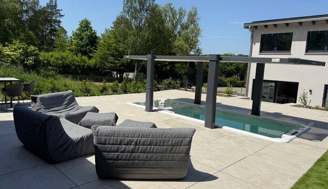 Spacious 4-bedroom house in at Ellertshäuser See with AC, Sauna, Pool, Whirlpool