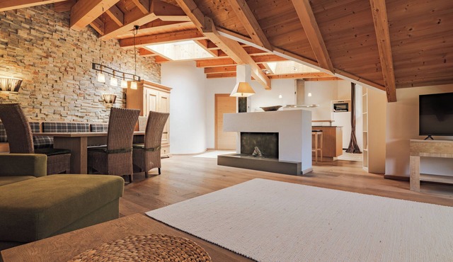 Spacious apartment in the center of Gerlos; lift tickets included in the summer!