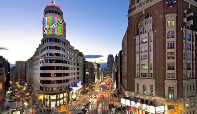 Spacious & Bright 4-Bedroom Apartment in Central Madrid