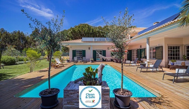 Spacious villa in Sesimbra with a private year-round pool