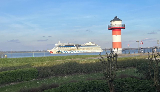 Spektakulärer Elbblick Direkt Aufs Wasser aus der Wohnung Oder von den Balkonen