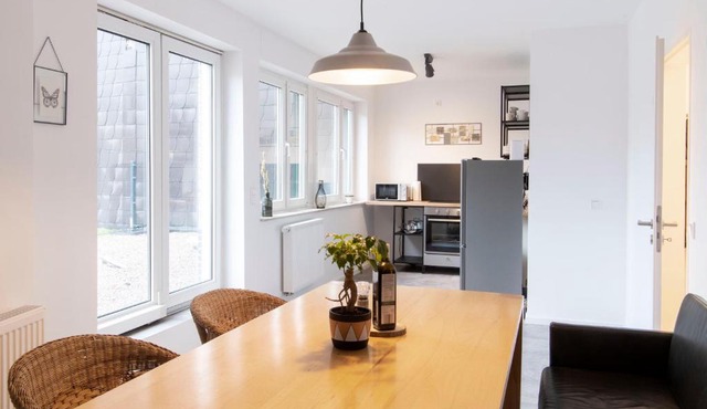 Stay and Work Apartment - 6 single beds