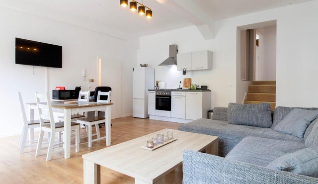 Stay and Work Apartment - 8 single beds - central