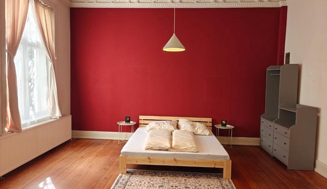 Stilvolles Altbauzimmer mit Kingsize-Bett