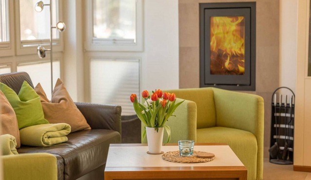 Strandvilla Baabe 8 "Am Fischerstrand" Vacation Rental in Baabe. Relaxing moments on the balcony with a fresh sea breeze. Wellness spa with a sauna. Cozy evenings by a crackling fireplace