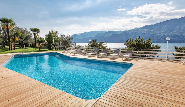 Studio mit Seeblick, BBQ und Gemeinschaftspool by Interhome