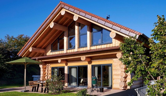 Stunning private villa for 8 guests with pool, hot tub, WIFI, TV, patio and pets allowed