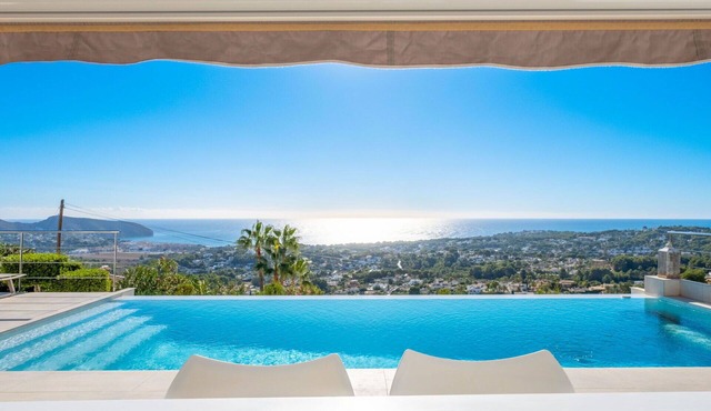 Stunning private villa for 8 guests with WIFI, private pool, A/C, TV and patio