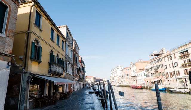 Stylish living: newly renovated apartment in Palazzo with balcony and canal view