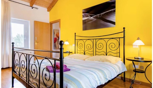 Suite Yellow. Room