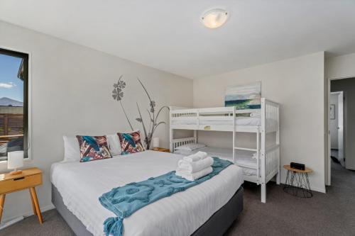 Sunny Riverside Park | Pool Access & Mountain Views