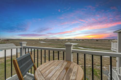 Sunset Views Balcony Marsh Views AC