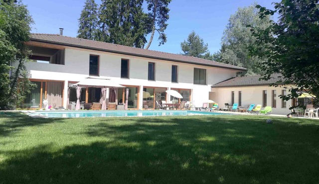 Superb Leman-side property with private swimming pool & tennis court