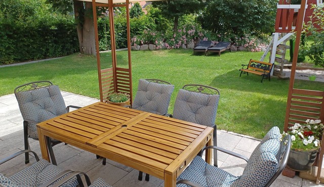 Tasteful vacation home with garden and parking spaces in a central, quiet location