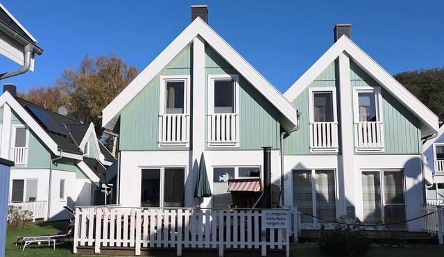 The child-friendly Boddenblick vacation home in Breege, with an idyllic view of the Bodden. Beautiful wooden deck with a beach chair and grill for relaxing vacation moments. Charging station for electric cars.