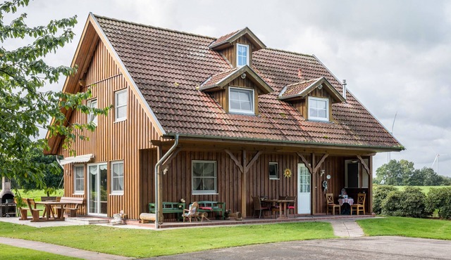 The Large Guest House with Pool, Wi-Fi and Garden; (Pet Friendly)