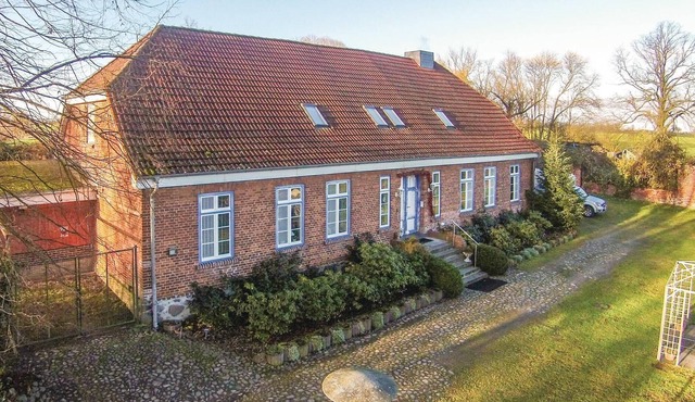 The manor house, built around 1800, was divided into several vacation apartments in the course of a