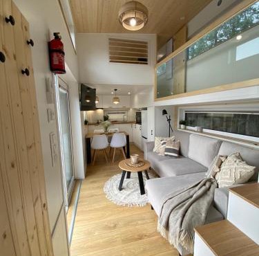 Tiny house auf Blaubeerfeld