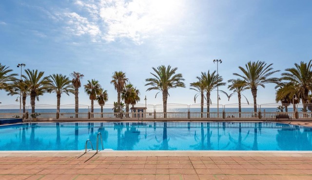 To 50 mts beach blue flag, sea views, pools, tenis, internet, A.C. easy parking