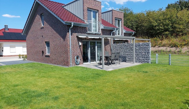 TOP! New build - High-quality and modern DHH, wallbox, electric fireplace, WLAN, close to the lake