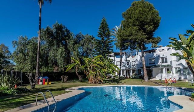 Top Renovated 3-BDRM Townhome w/Pool BBQ Rooftop