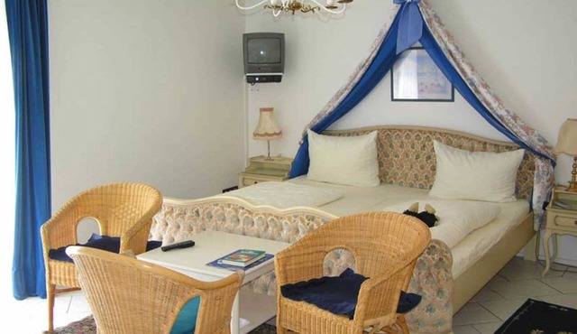 Triple Room with Shower and Toilet - Bed & Breakfast in Kippenheim R. Müller