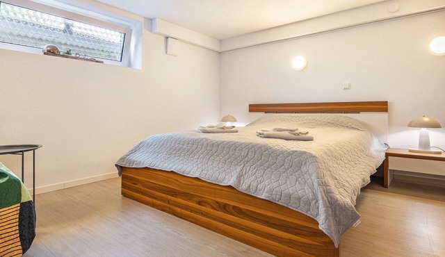 ‘TULIP PATH 3’, holiday & fitter basement flat with heart