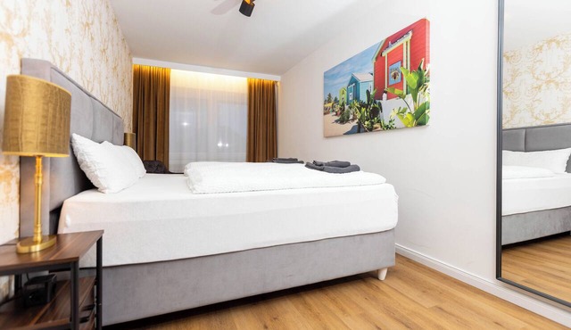Ultra-Modern & Central: Luxury Apartment in Essen-Rüttenscheid. Trade show coming up!