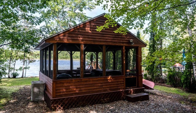 Updated Waterfront house on Lake Shell Camp, with lake views, dock & WiFi