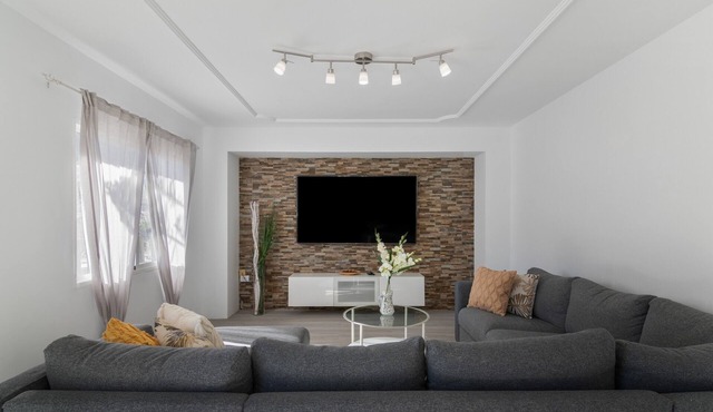 Vacation Home 'Zoiben' with Mountain View, Private Terrace and Wi-Fi