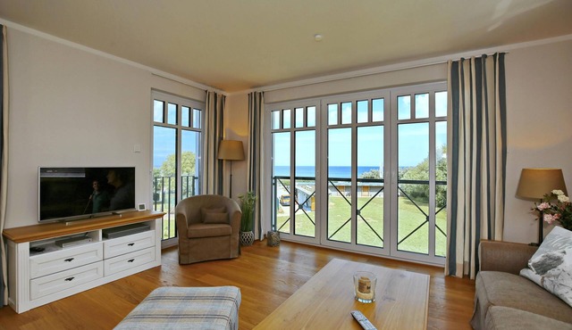 Vacation apartment for up to 4 people + dog with lake view, two balconies & beach