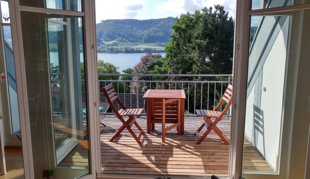 Vacation apartment for 3 on a hillside with a dream view of the lake