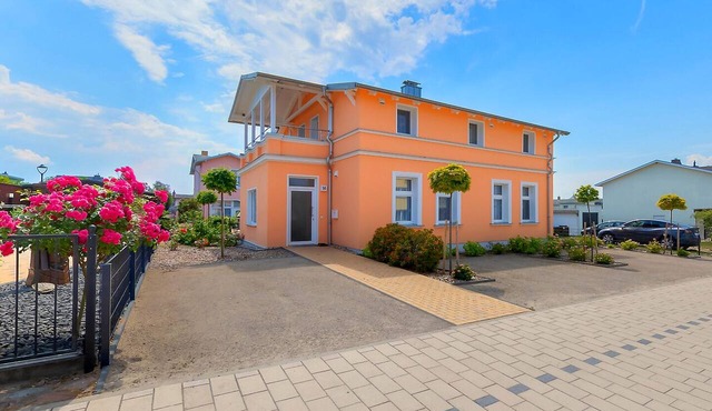 Vacation home 300m from the Baltic Sea beach with 7 bedrooms, private sauna and fireplace.