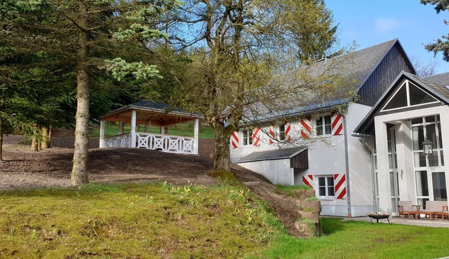Vacation home for 12 people, 8 rooms, 4 bathrooms with fireplace and large lounge