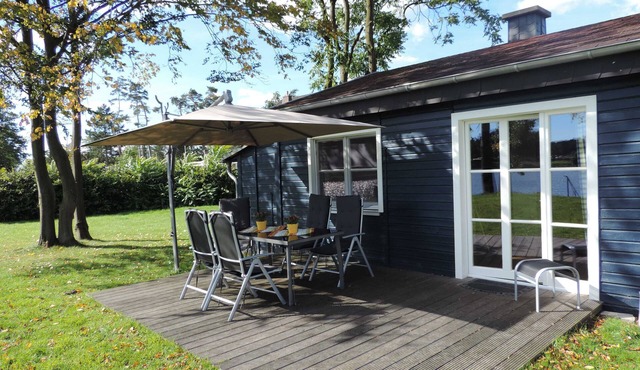 Vacation home I with direct lake access