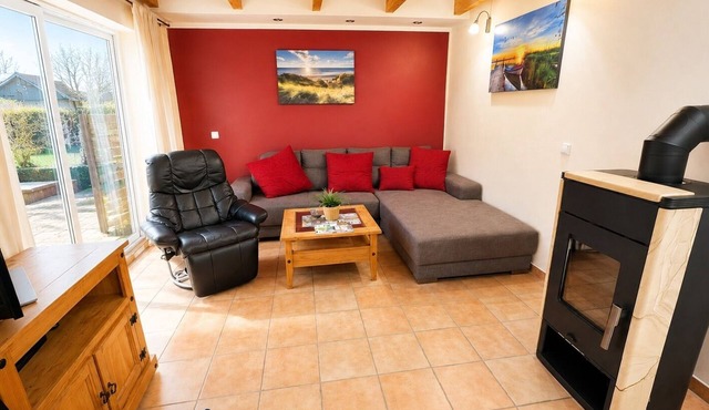 Vacation home near the beach in Börgerende - ideal for families and groups of up to 6 people