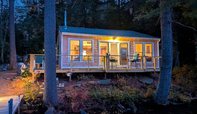 Vasha is a cozy pet-friendly lake house for relaxing in a secluded location.