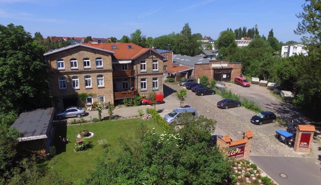 Villa Backstein mit kostenfreien Parkplätzen und 8 E - Ladestationen