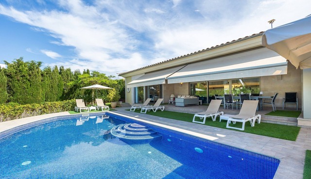 Villa Bellviure Luxury in Palma: Private Pool, Terrace & Wi-Fi in Residential Area