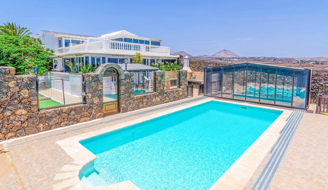 Villa Cervera - Four Bedroom Villa, Sleeps 8