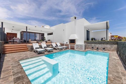 Villa con piscina climatizada y vistas al mar
