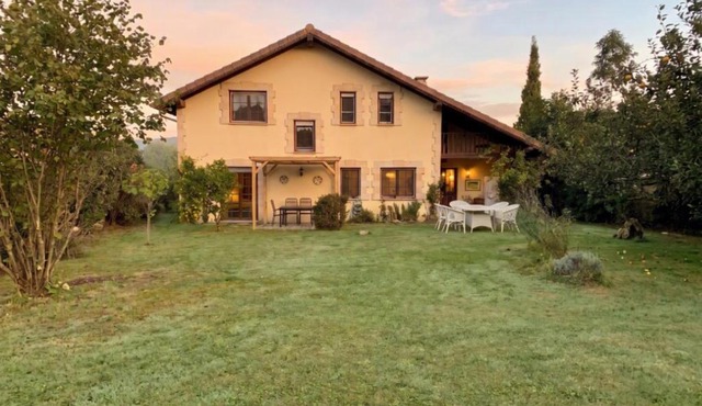 Villa espaciosa con gran jardín, chimenea, barbacoa y amplio parking