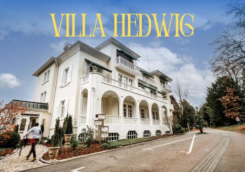 Villa Hedwig - Schwarzwald Apartments mit Thermalbad-Nähe & Balkon mit Bergblick