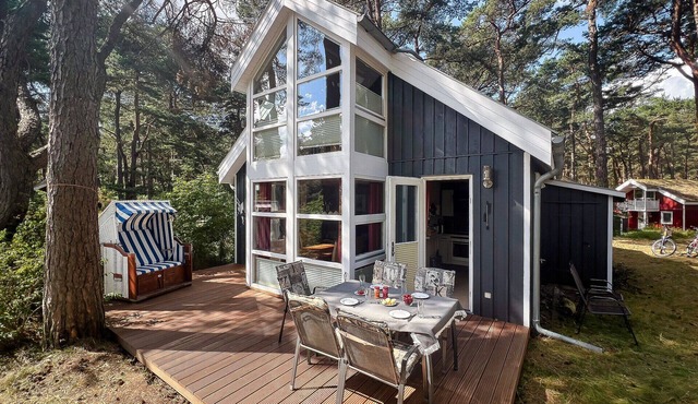 Villa Hügel 222 vacation home in Baabe with a view of the sea. Child-friendly amenities. Stylish wellness spa with a sauna and hot tub. Electric Car Charging Station – Ideal for a Convenient Trip
