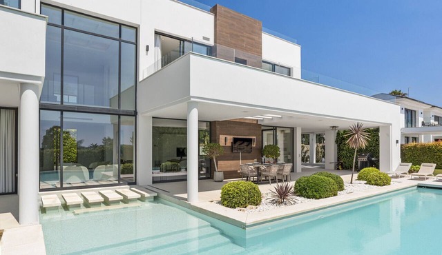 Villa La Quinta - 5 Bed Family Villa!