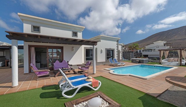 Villa Los Alisios 58 with Mountain Views, Pool, Wi-Fi, Terraces and Garden
