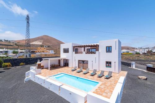 Villa Medio Panuelo by Villa Plus