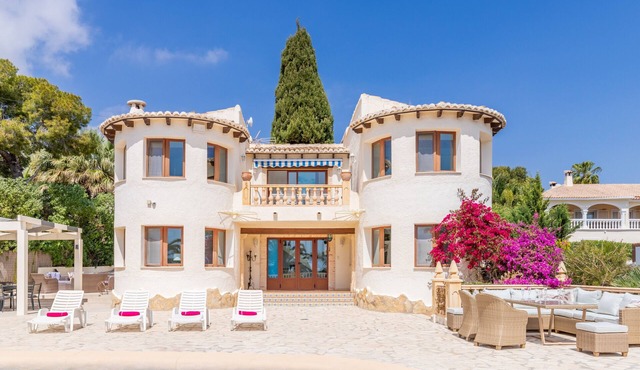 Villa 'Pia ' with Sea View, Wi-Fi and Air Conditioning