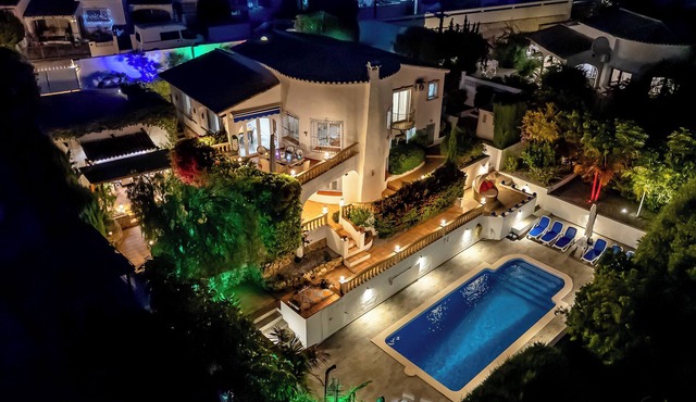 VILLA SERENE, Moraira 4 ensuite bedrooms, walking distance to shops, restaurants