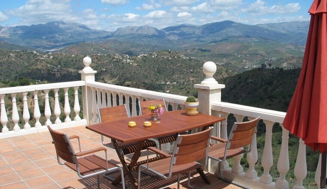 Villa with private heated pool and great view: peace and space guarantee